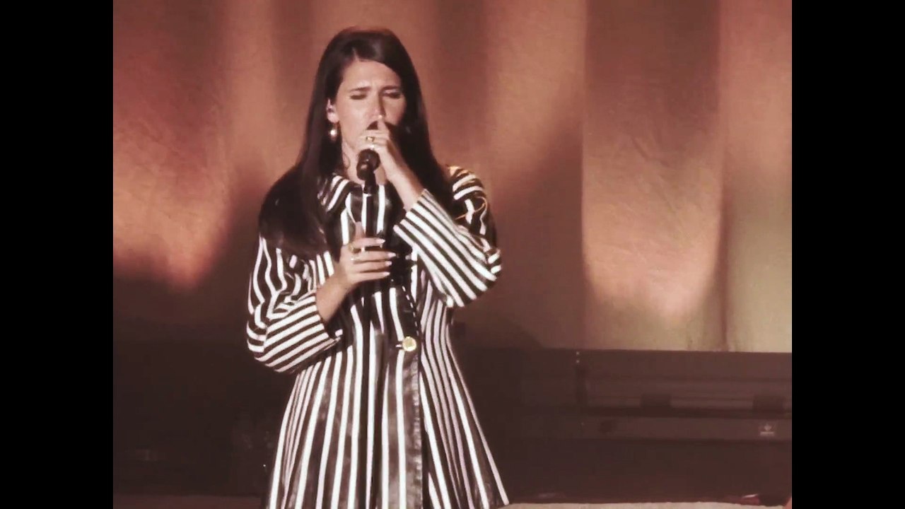 Sienna Spiro chante son tube "Die On This Hill" en live