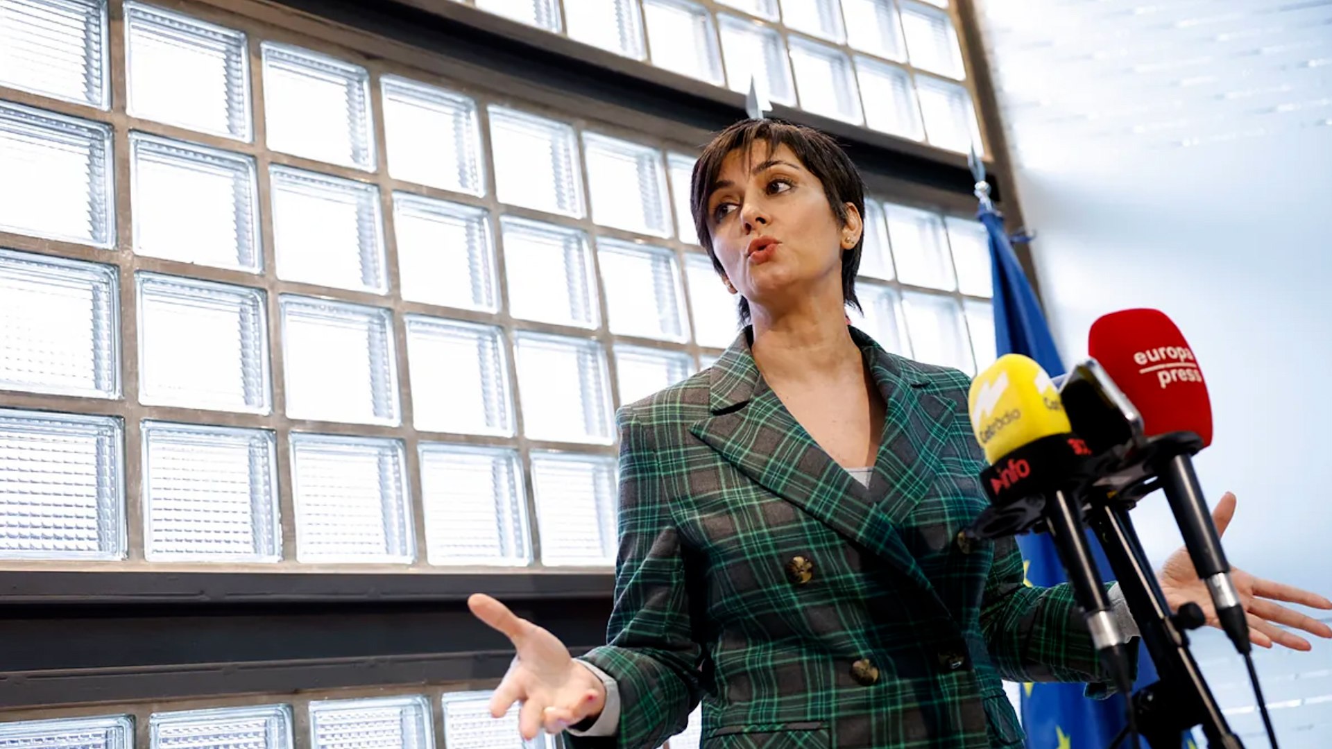 La ministra de Vivienda y Agenda Urbana, Isabel Rodr�guez, ha anunciado un ambicioso paquete de medidas durante una sesi�n extraordinaria de la Comisi�n de Vivienda para dar cuenta de la acci�n de su departamento. La ministra confirm� que la entidad estatal Casa 47 licitar� 2.800 viviendas adicionales durante este trimestre, las cuales se sumar�n a las 1.600 ya licitadas el pasado a�o bajo el modelo de colaboraci�n p�blico-privada, alcanzando un total de 4.400 inmuebles destinados al alquiler asequible.