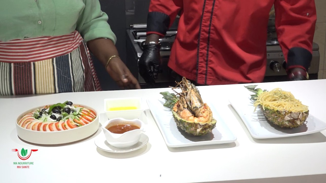 GAMBAS SAUTÉ ACCOMPAGNÉ DU PÂTE SAUTÉ À L'AIL.