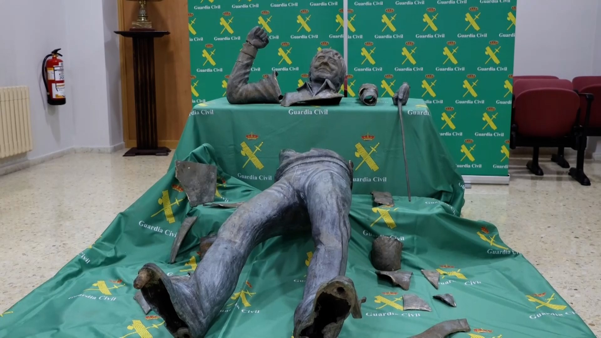 La Guardia Civil ha logrado recuperar la estatua de cobre del legendario golfista Severiano Ballesteros, que fue sustra�da el pasado lunes del parque de La Barquer�a, en Marina de Cudeyo. La pieza, valorada en unos 30.000 euros y con un peso superior a los 100 kilos, ha aparecido troceada en el interior de un trastero situado en el barrio de La Albericia, en Santander.