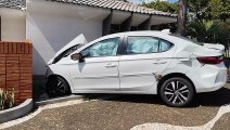 Após colisão Honda City derruba portão e invade pátio de residência no Bairro Neva