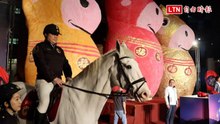 3盞20呎馬年天燈新北巿民廣場亮相 為平溪天燈節熱身