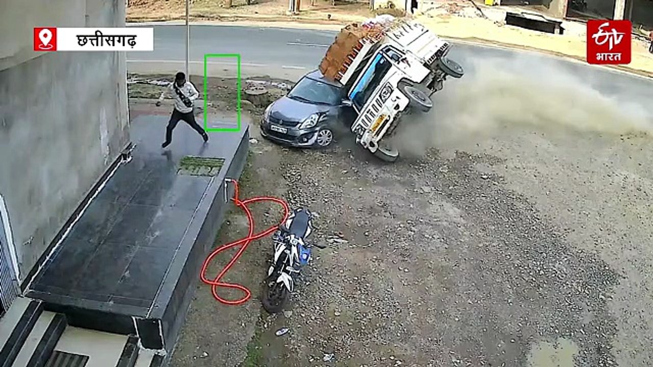 CCTV में कैद सड़क हादसा, सूरजपुर में बेकाबू मालवाहक कार पर पलटा
