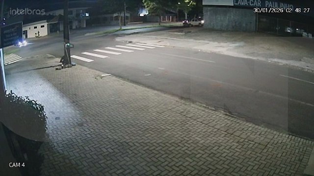 Novas imagens mostram vários homens realizando o furto de carros na empresa da Avenida Rocha Pombo
