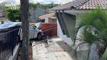 Carro derruba portão de residência após batida entre veículos no bairro Neva