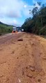 Carreta carregada de milho tomba na BR-262 na Serra do Macuco