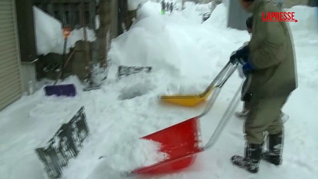 Giappone, nevicata da record nel nord del paese