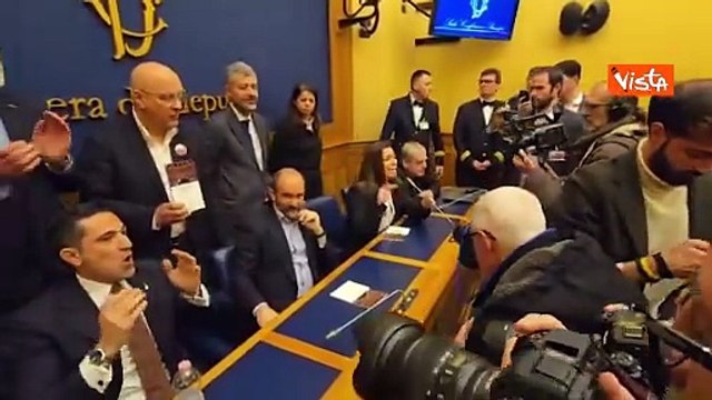 Conferenza del Comitato Remigrazione alla Camera, Pd, M5s e Avs occupano la Sala Stampa