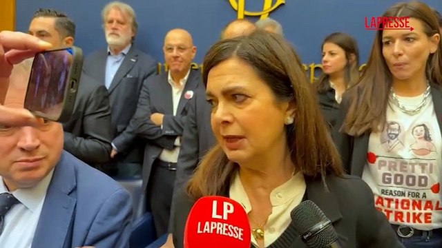 Convegno estrema destra alla Camera, deputati opposizioni occupano sala stampa e cantano Bella ciao