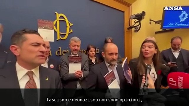 Casapound alla Camera, le opposizioni occupano la sala stampa e intonano Bella ciao