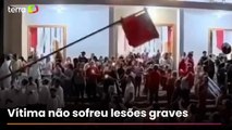 Mastro de bandeira cai sobre fiel durante celebração religiosa em MG