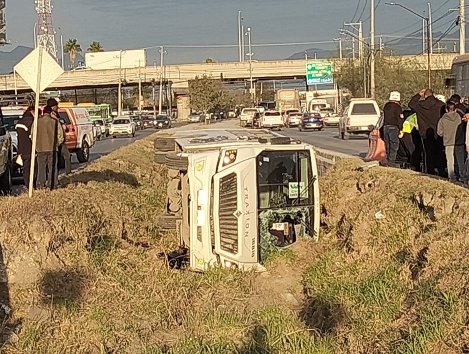 Volcadura en avenida Miguel Alemán provoca caos vial y deja heridos en Apodaca