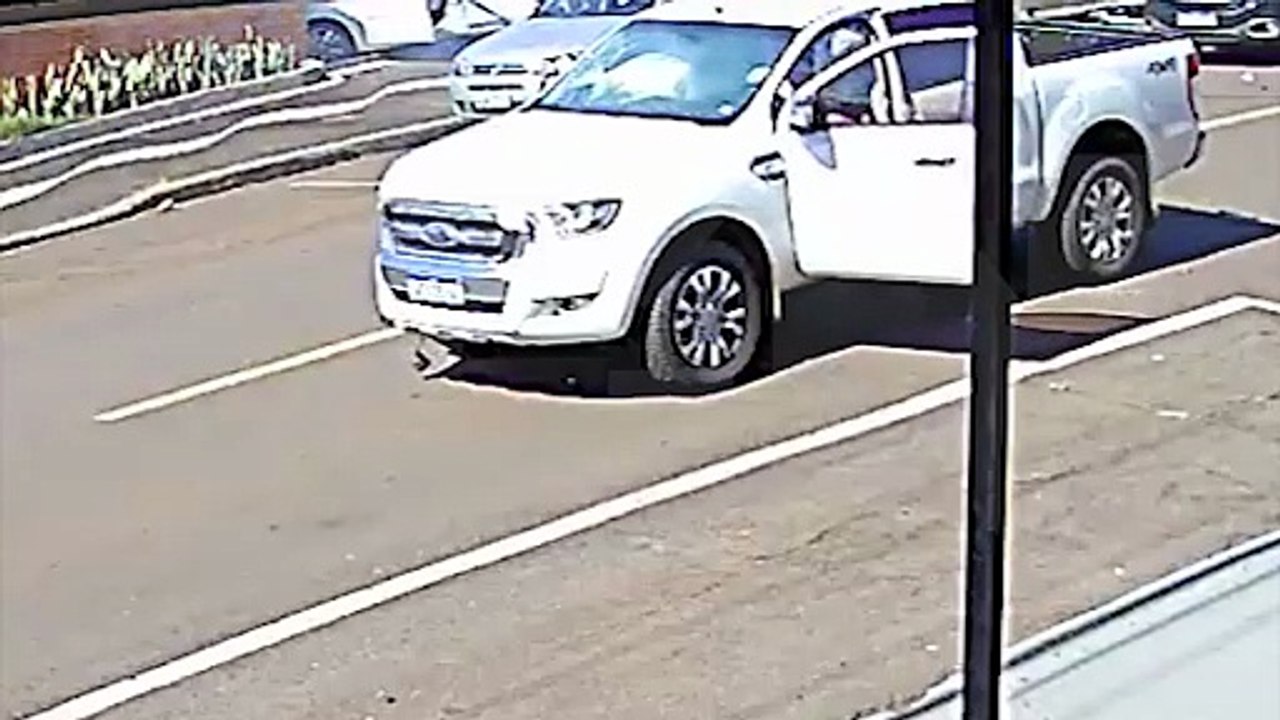 Vídeo mostra colisão entre carro e caminhonete e automóvel invadindo residência no bairro Neva