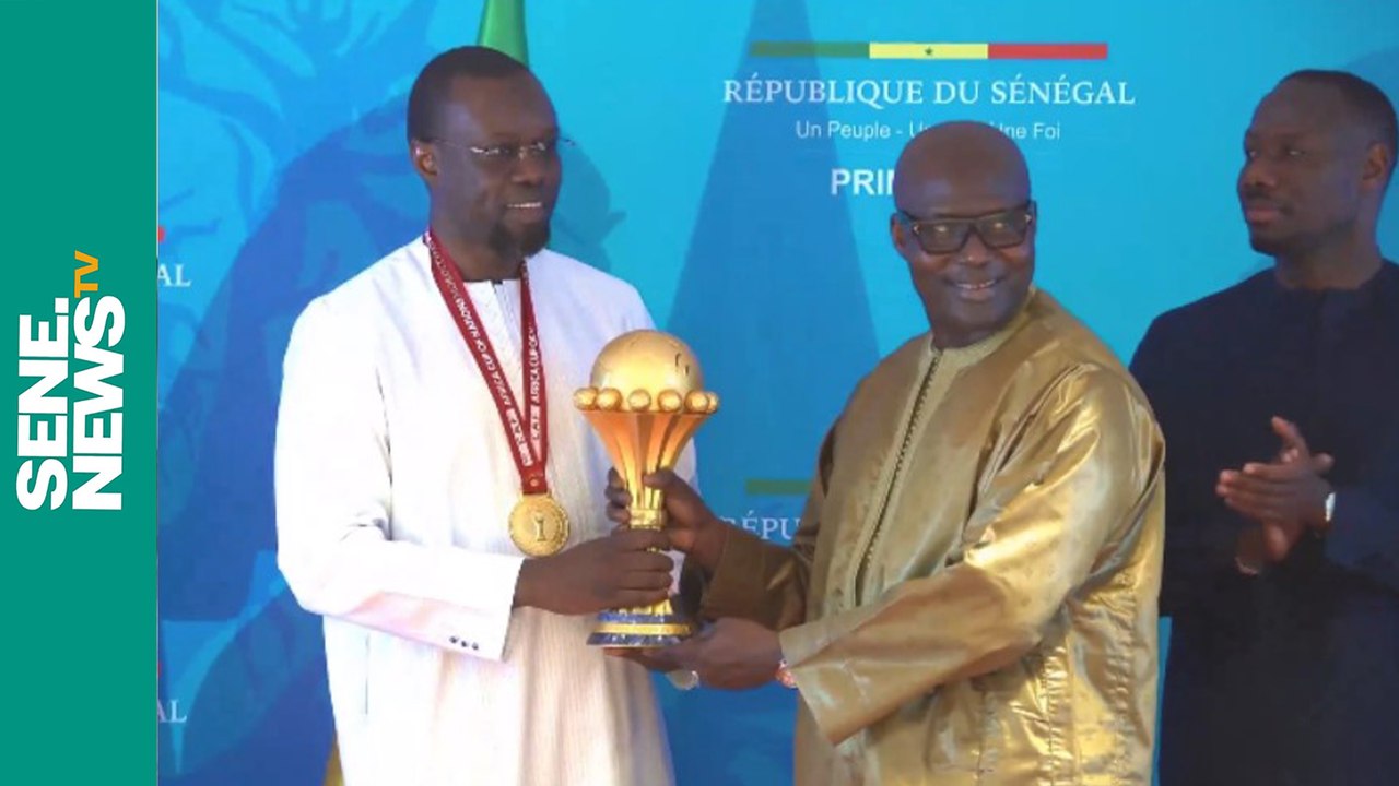 Présentation du trophée de la CAN au Premier ministre