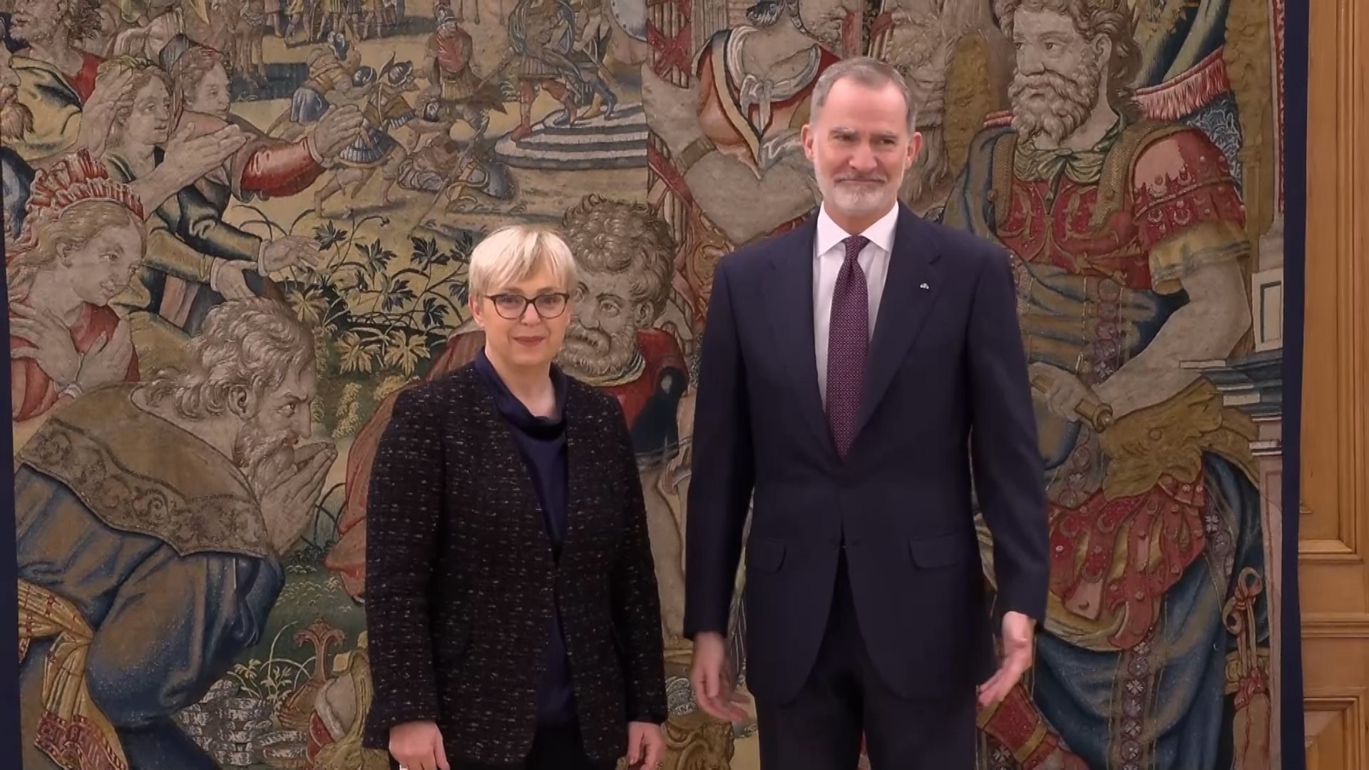 El Rey Felipe VI cumple este viernes 58 a�os, una cifra que alcanza en un momento de intensa actividad institucional y tras una de las semanas m�s dif�ciles para la Corona debido a la tragedia ferroviaria en C�rdoba. A pesar de la relevancia de la fecha, el monarca ha mantenido su compromiso con la agenda oficial en el Palacio de la Zarzuela, donde ha recibido a la presidenta de Eslovenia, Natasa Pirc Musar, en una audiencia que ha servido para escenificar la normalidad democr�tica y las buenas relaciones internacionales.
Durante el tradicional posado oficial ante los medios de comunicaci�n junto a su invitada eslovena, se produjo el momento m�s distendido de la jornada. Los periodistas presentes no perdieron la oportunidad de felicitar al Jefe del Estado por su aniversario, lanzando una pregunta directa sobre c�mo afrontaba esta nueva etapa: "�Qu� tal los 58?". Ante esta cuesti�n, el Rey, mostr�ndose cercano y con una sonrisa, ha respondido de forma escueta pero significativa, asegurando que los a�os "no pesan demasiado".
Esta breve interacci�n ha sido el �nico comentario p�blico del monarca respecto a su aniversario, ya que, seg�n detallan las fuentes, la Casa del Rey tiene por costumbre no informar sobre las celebraciones privadas de los miembros de la familia real. Por tanto, cualquier festejo relacionado con este 58� aniversario se circunscribe estrictamente al �mbito �ntimo y fuera de las c�maras.
La celebraci�n del cumplea�os de Felipe VI llega apenas 24 horas despu�s de un acto de gran carga emocional. El pasado jueves, el Rey asisti� junto a la Reina Letizia al solemne funeral oficiado en Huelva por las 45 v�ctimas mortales del accidente ferroviario de Adamuz, un siniestro que, como se ha analizado en nuestra conversaci�n previa, ha conmocionado a toda la sociedad espa�ola. Tras ese duro compromiso, la agenda de la Reina para este viernes ha quedado despejada de actos oficiales.
Por otro lado, la actividad de la familia real no se ha detenido por completo. Mientras el Rey atend�a sus compromisos en Zarzuela, la infanta Sof�a ha protagonizado su propio acto oficial esta ma�ana en Madrid. La hija menor de los Reyes se ha trasladado hasta la localidad de Boadilla del Monte para conocer las nuevas instalaciones de la Fundaci�n ONCE del Perro Gu�a, mostrando una vez m�s el apoyo de la nueva generaci�n de la familia real a las causas sociales y de inclusi�n.
Con estos 58 a�os, Felipe VI refuerza su imagen de estabilidad en un contexto pol�tico y social complejo. Las fuentes subrayan que el �nico acto previsto en la agenda oficial de hoy ha servido como marco para esta peque�a licencia personal del Rey ante la prensa. A medida que el monarca avanza en su sexta d�cada de vida, su mensaje de que los a�os "no pesan demasiado" parece reflejar no solo su estado f�sico, sino la solidez con la que afronta los desaf�os de la jefatura del Estado en la Espa�a actual.