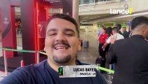 Torcedores tiram fotos com a taça da Supercopa do Brasil em Brasília.
