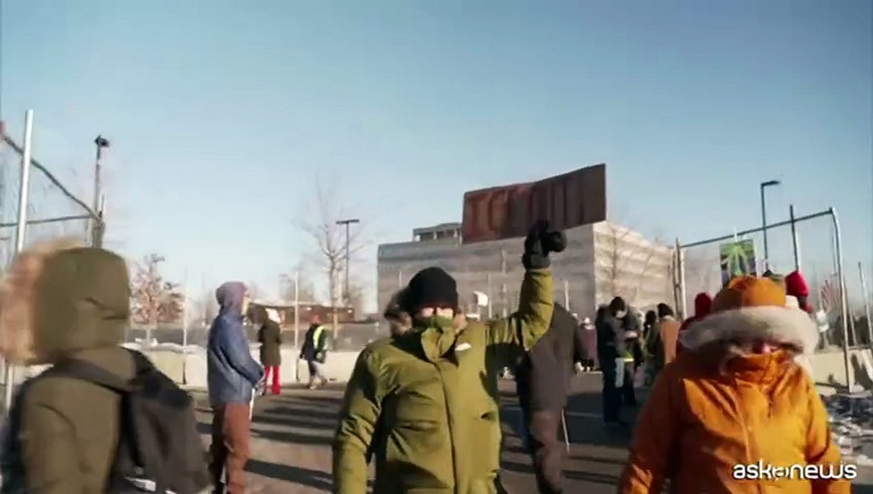 "ICE out now", proteste fuori dalla sede ICE a Minneapolis: 1 arresto
