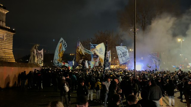 Lazio, i tifosi a Ponte Milvio per la protesta - VIDEO