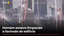 Andaime se solta e operário fica pendurado em fachada de prédio no Rio de Janeiro