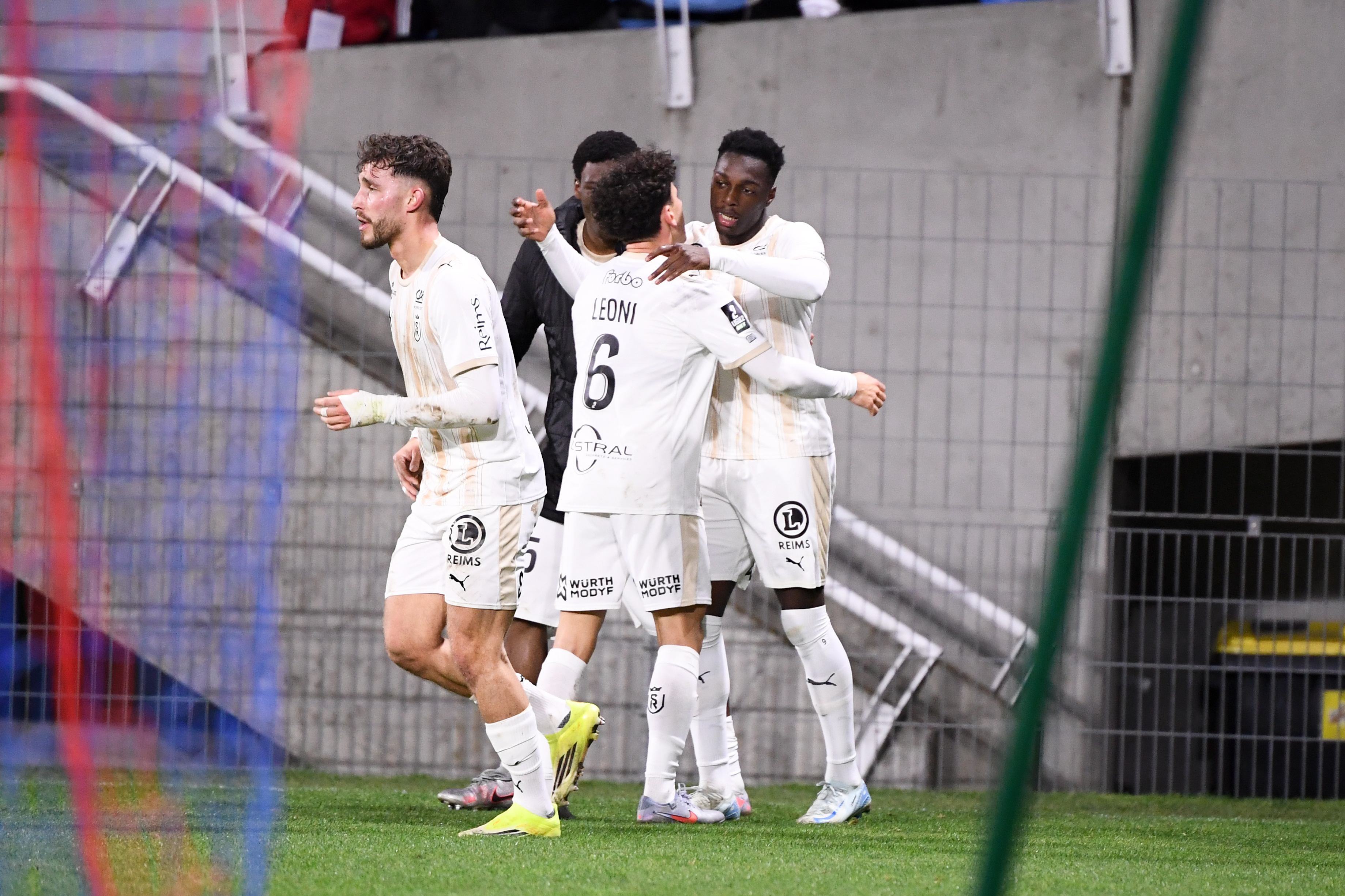 Ligue 2 : Reims assure à Clermont et reste sur le podium