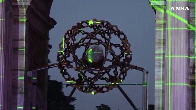 Milano Cortina, giochi di luce sul braciere olimpico