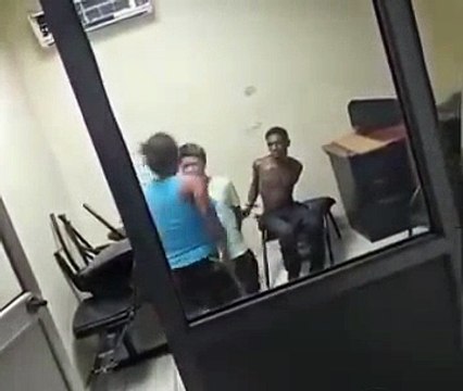 Mujer macanea a sus hijos tras ser detenidos