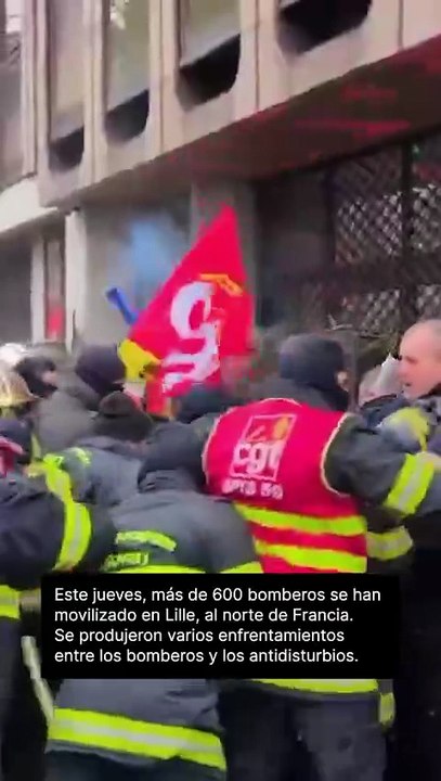 Las protestas de los bomberos provocan enfrentamientos con los antidisturbios en Francia.