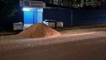 Internautas denunciam: areia de obra invade pista e gera risco de acidentes na Rua Voluntários da Pátria