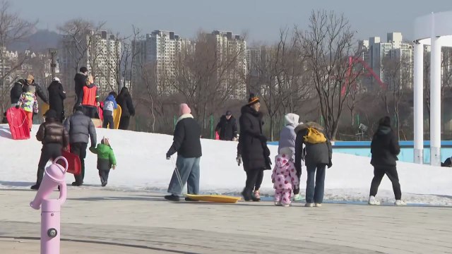 추위 누그러진 주말...도심 눈썰매장 ’북적’ / YTN
