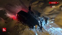 Hakkari Yüksekova'da kara saplanan araç imece usulü kurtarıldı