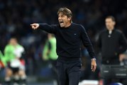Antonio Conte aiuta una ragazza a fare manovra: 