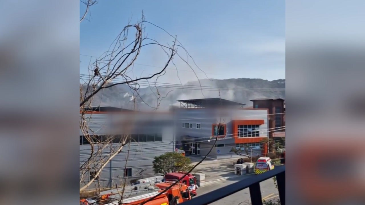 경북 경산 태양광 시설 공장에 불...진화 작업 / YTN