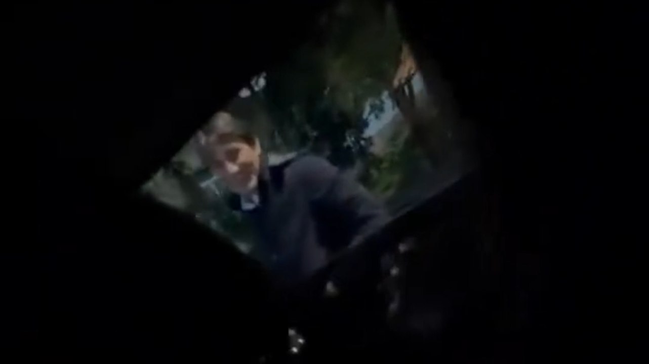 Antonio Conte parcheggiatore aiuta una ragazza a fare manovra: il video è virale