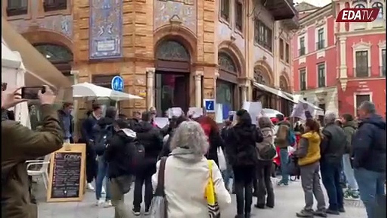 Los concejales Ignacio Flores y Blanca Gastalver sufrieron un escrache por las calles del centro de Sevilla