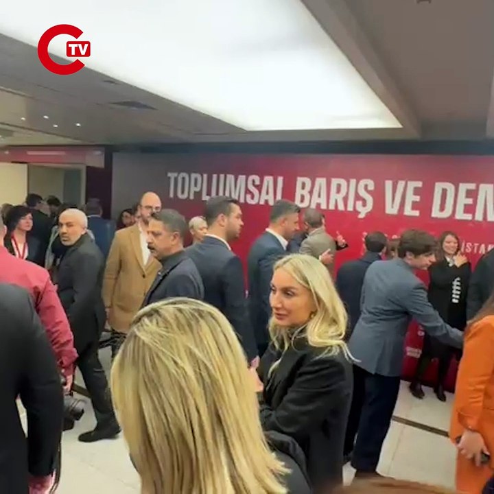 CHP’nin İstanbul Şişli’de düzenlediği Toplumsal Barış ve Demokrasi Konferansı tamamlandı. Konferansın kapanış konuşmasını yapan CHP Genel Başkanı Özgür Özel ve Ekrem İmamoğlu’nun eşi Dilek Kaya İmamoğlu, konferans salonundan böyle çıkış yaptı.