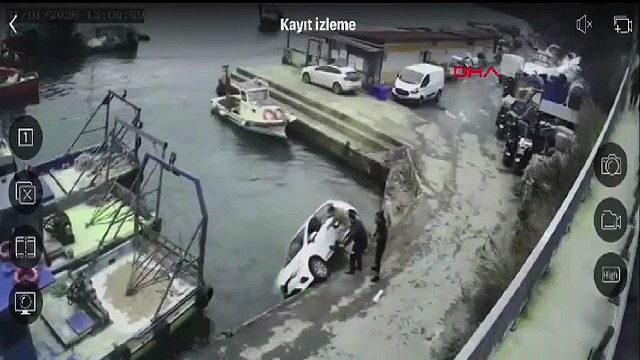 İstanbul'da bir otomobil boğaza düştü, sücüyü denize atlayıp kurtardılar!