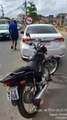 Motorista de carro de luxo invade contramão e atropela motociclista no bairro de Águas Claras, em Salvador