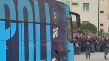Il bus del Napoli è arrivato al Maradona! L'accoglienza del tifo azzurro - VIDEO