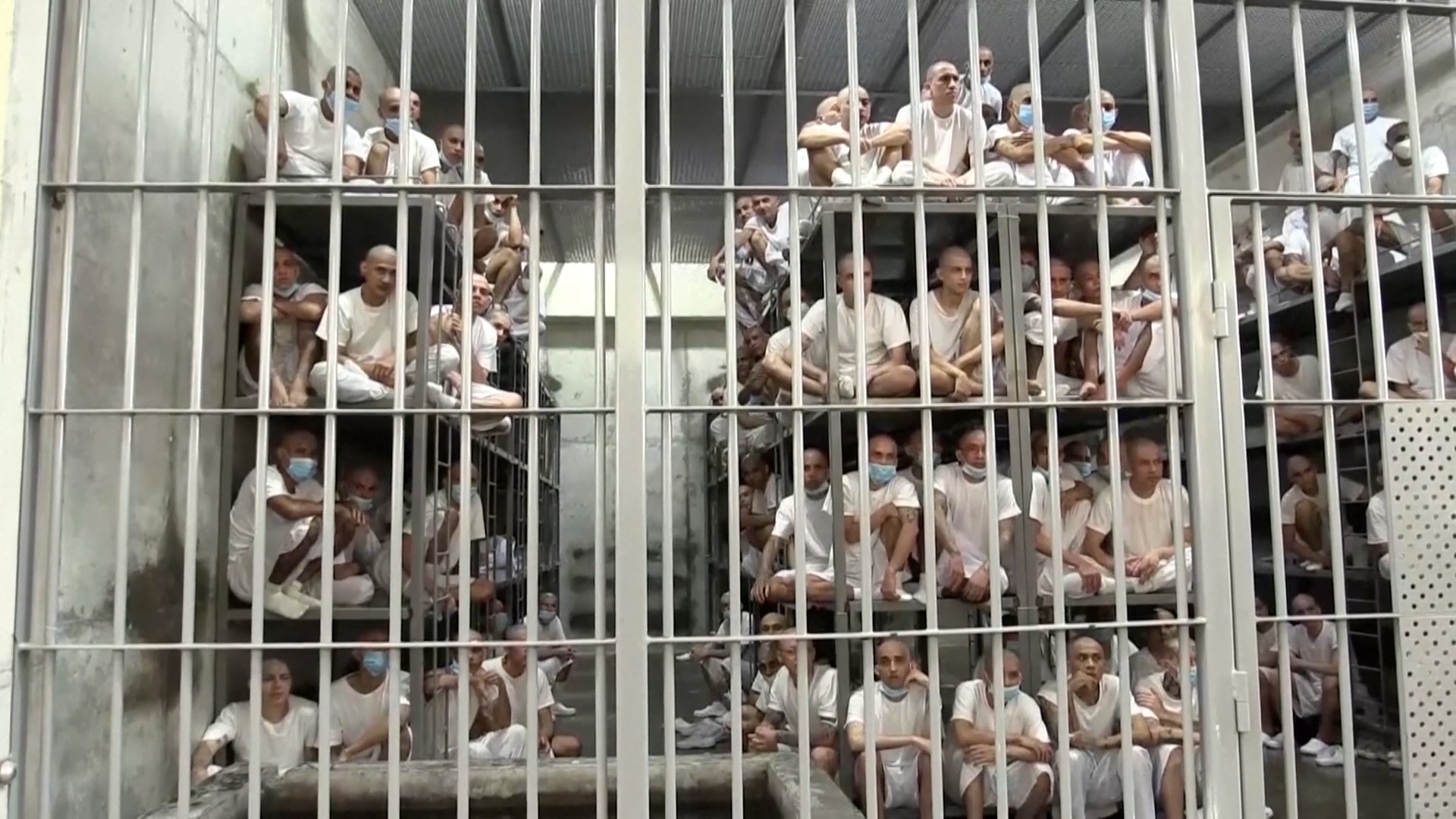 El presidente de Chile, Jos� Antonio Kast, ha visitado este viernes en El Salvador el Centro de Confinamiento del Terrorismo (CECOT), una instalaci�n penitenciaria de m�xima seguridad impulsada por Nayib Bukele. Kast ha realizado un tour por la c�lebre mega prisi�n acompa�ado por su futura ministra de Seguridad, Trinidad Steinert, y el ministro de Defensa salvadore�o, Ren� Merino Monroy. "El Salvador era uno de los pa�ses m�s peligrosos de America Latina y hoy es el m�s seguro. Las medidas no se copian: se estudian y se adaptan a la realidad nacional. Pero se siguen los ejemplos de �xito. Hoy visitamos el CECOT, una de las claves contra el crimen organizado", ha publicado Kast en las redes sociales.