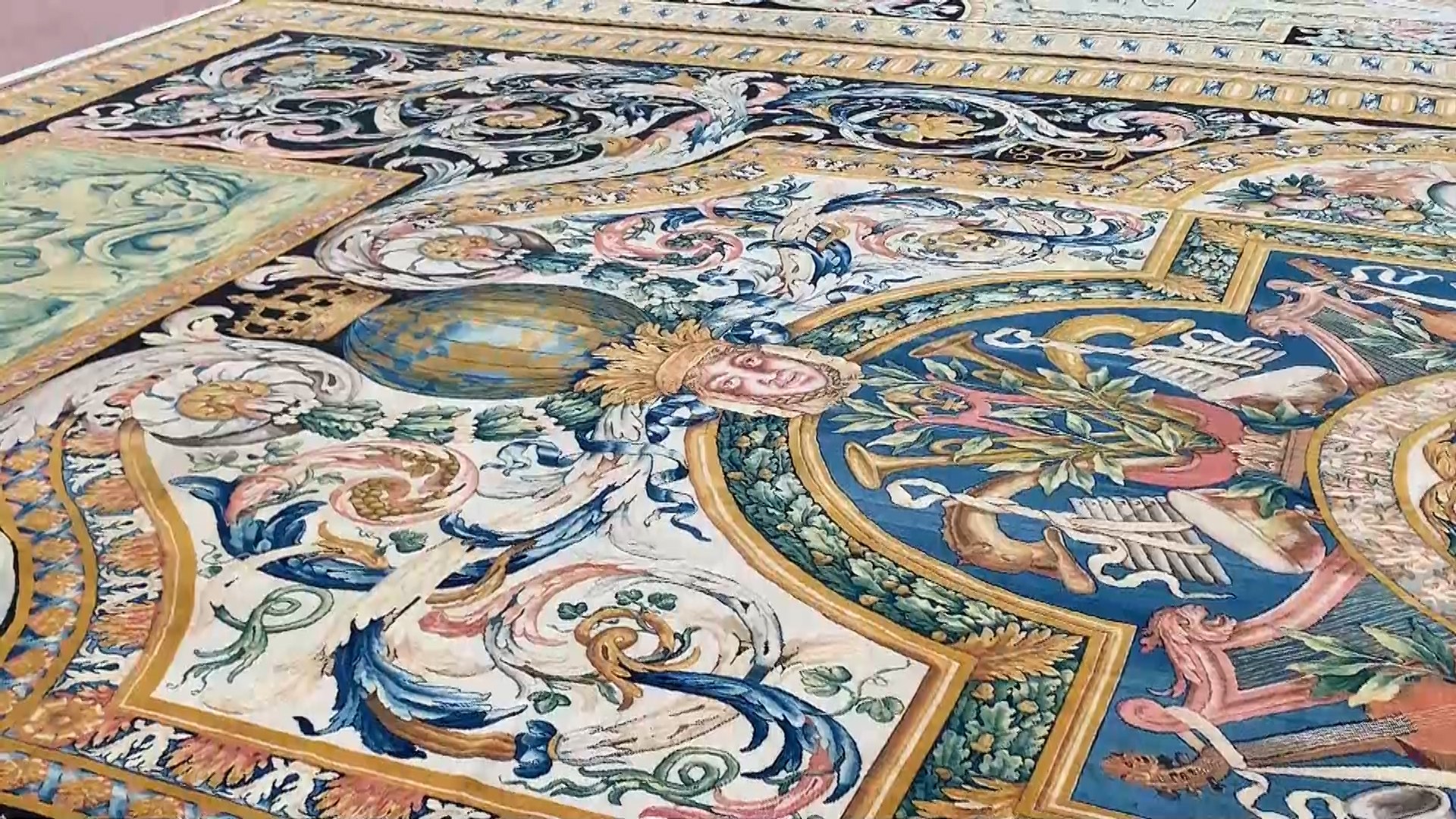 Por primera vez en la historia, incluido en el reinado de Luis XIV, franceses y visitantes podr�n admirar parte de las 92 monumentales alfombras que el Rey Sol encarg� para decorar su palacio del Louvre en Par�s, destinadas a ser un signo m�s de su inmenso poder, aunque luego las abandon�.

Una treintena de ellas se podr�n ver excepcionalmente, durante tan solo una semana (del 1 al 8 de febrero), desplegadas de la forma m�s cercana a su intenci�n original -la de crear un camino que impresionara a los invitados de la corte, especialmente a los embajadores extranjeros- en la nave del Grand Palais de la capital francesa.