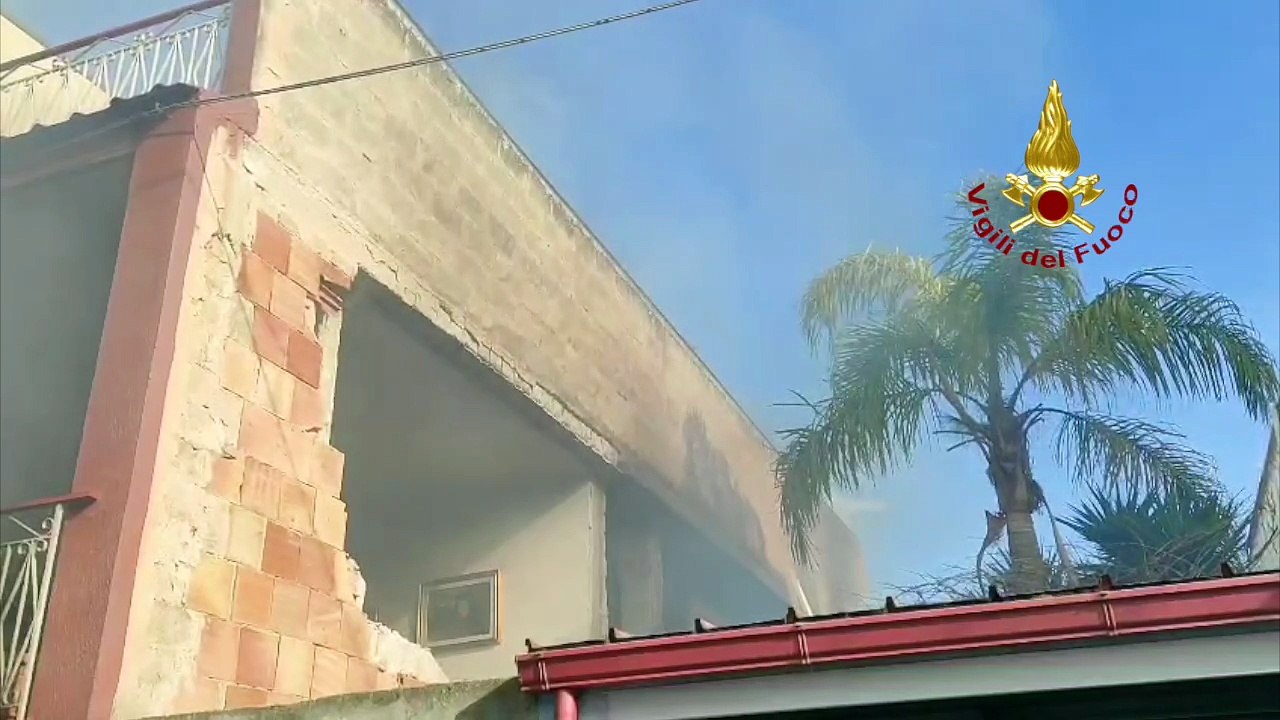 Puglia: crolla abitazione dopo un'esplosione nel barese. Coppia di 90enni sotto le macerie
