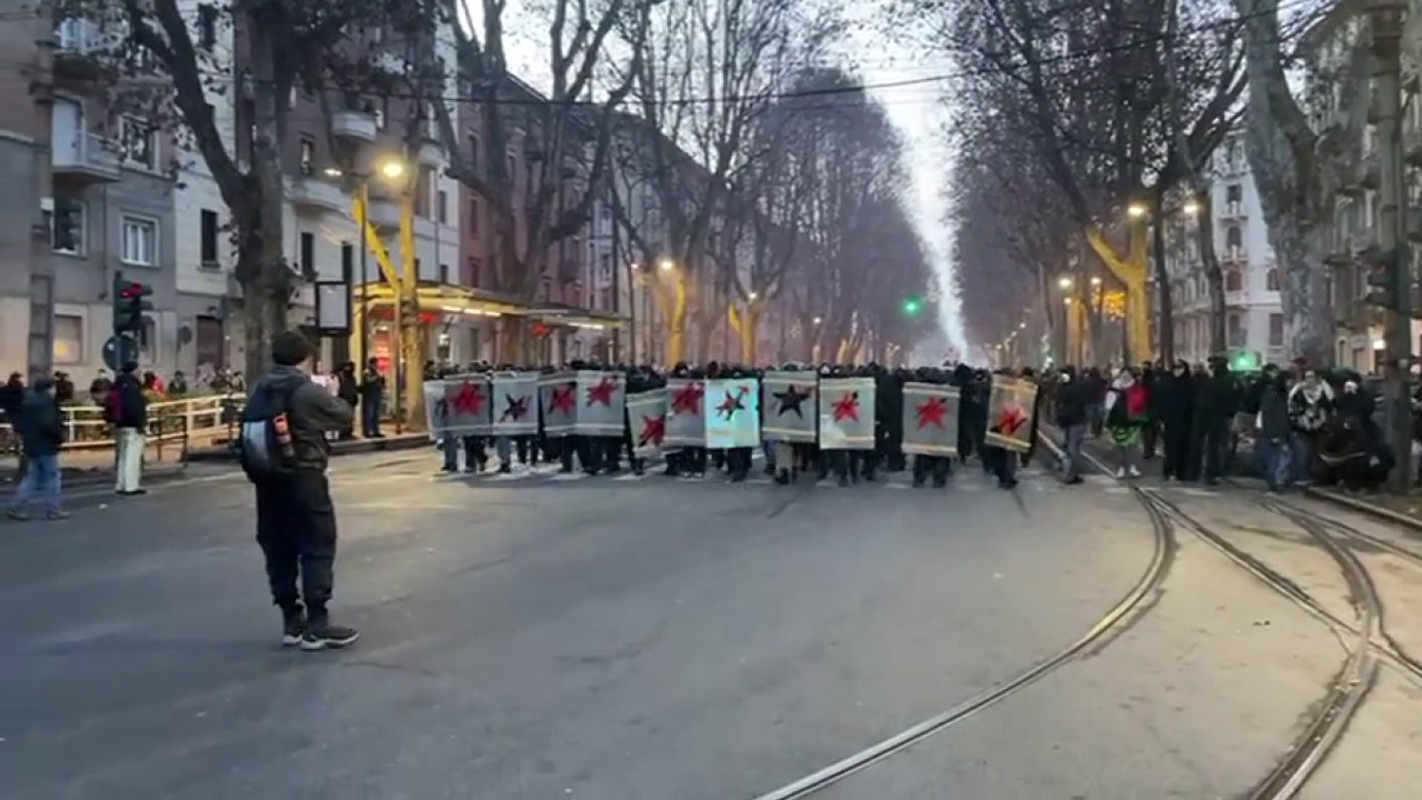 Corteo Askatasuna a Torino, manifestanti avanzano con gli scudi