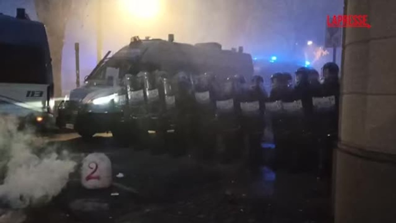 Torino, scontri al corteo per Askatasuna: bombe carta e petardi