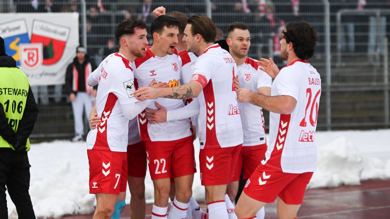 Jubel im Schnee: Ein Regensburger Tor reicht zum Sieg
