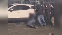 Poliziotto aggredito e picchiato a pugni e martellate: il video dagli scontri di Torino al corteo pro Askatasuna