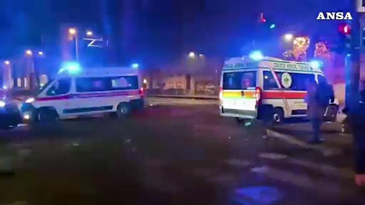 Torino, corteo per Askatasuna: le ambulanze si districano fra i detriti