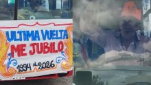 Viral en La Plata: un histórico chofer de micros se jubiló y celebró su último recorrido con una emotiva despedida