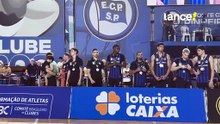 Jogadores do Pinheiros recebem a medalha de prata da Copa Super 8