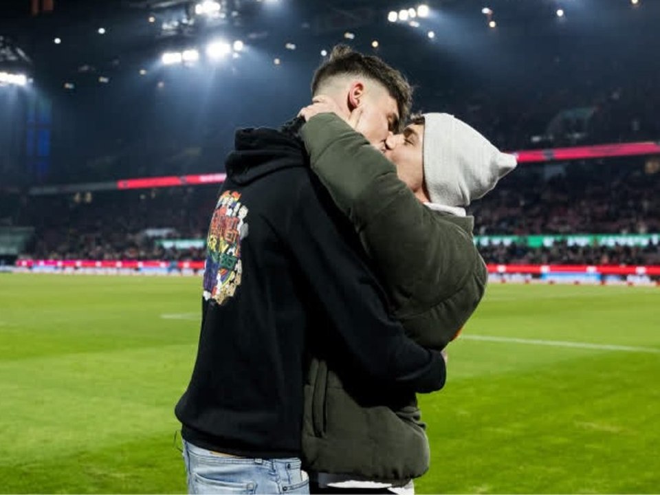 Vor bundesligaspiel: schiedsrichter macht seinem partner heiratsantrag