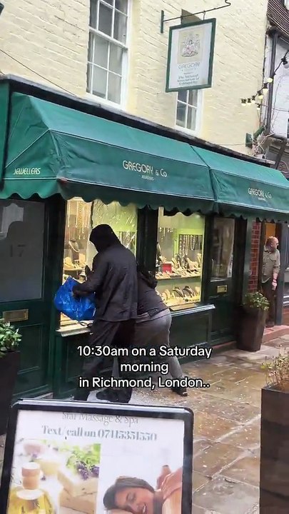 Regardez des malfaiteurs filmés alors qu'ils attaquent, ce week-end, à coups de masse une bijouterie de luxe et arrachent la vitrine, alors que les employés tentent d'intervenir